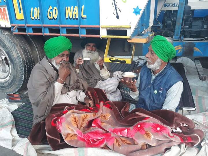 ਦਿੱਲੀ ਦੀਆਂ ਸਰਹੱਦਾਂ ‘ਤੇ ਕਿਸਾਨਾਂ ਵੱਲੋਂ ਕੀਤੇ ਜਾ ਰਹੇ ਪ੍ਰਦਰਸ਼ਨਾਂ ਕਾਰਨ ਫਲਾਂ ਅਤੇ ਸਬਜ਼ੀਆਂ ਦੀ ਸਪਲਾਈ ਵਿਚ ਆਈ ਰੁਕਾਵਟ ਕਾਰਨ ਇਨ੍ਹਾਂ ਦੀਆਂ ਕੀਮਤਾਂ ਵਧੀਆਂ ਹਨ। ਖ਼ਾਸਕਰ ਆਲੂ ਅਤੇ ਸੇਬ ਦੀਆਂ ਕੀਮਤਾਂ ਵਧੀਆਂ ਹਨ। 
