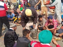 ਦਿੱਲੀ ਦੀ ਹੱਦ 'ਤੇ ਗੁਰੂ ਦਾ ਲੰਗਰ! ਕਿਸਾਨਾਂ ਦੇ ਨਾਲ ਹੀ ਪੁਲਿਸ ਵਾਲੇ ਵੀ ਛਕ ਰਹੀ, ਨਾਜ਼ਾਰ ਵੇਖ ਲੋਕ ਹੋ ਰਹੇ ਬਹੁਤ ਪ੍ਰਭਾਵਿਤ