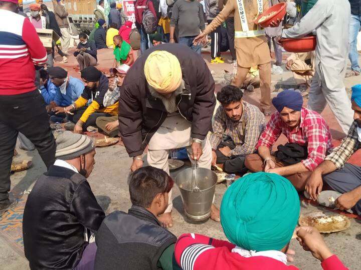 ਦਿੱਲੀ ਦੀਆਂ ਹੱਦਾਂ ਉੱਪਰ ਗੁਰੂ ਦਾ ਲੰਗਰ ਚੱਲ ਰਿਹਾ ਹੈ। ਬੇਸ਼ੱਕ ਕਿਸਾਨਾਂ ਨੇ ਆਪਣੇ ਲੰਗਰ ਦਾ ਪ੍ਰਬੰਧ ਕੀਤਾ ਗਿਆ ਹੈ ਪਰ ਦਿੱਲੀ ਸਿੱਖ ਗੁਰਦੁਆਰਾ ਪ੍ਰਬੰਧਕ ਕਮੇਟੀ ਤੋਂ ਇਲਾਵਾ ਹੋਰ ਸਮਾਜ ਸੇਵੀ ਸੰਸਥਾਵਾਂ ਵੀ ਲੰਗਰ ਭੇਜ ਰਹੀਆਂ ਹਨ। 