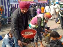 ਦਿੱਲੀ ਦੀ ਹੱਦ 'ਤੇ ਗੁਰੂ ਦਾ ਲੰਗਰ! ਕਿਸਾਨਾਂ ਦੇ ਨਾਲ ਹੀ ਪੁਲਿਸ ਵਾਲੇ ਵੀ ਛਕ ਰਹੀ, ਨਾਜ਼ਾਰ ਵੇਖ ਲੋਕ ਹੋ ਰਹੇ ਬਹੁਤ ਪ੍ਰਭਾਵਿਤ