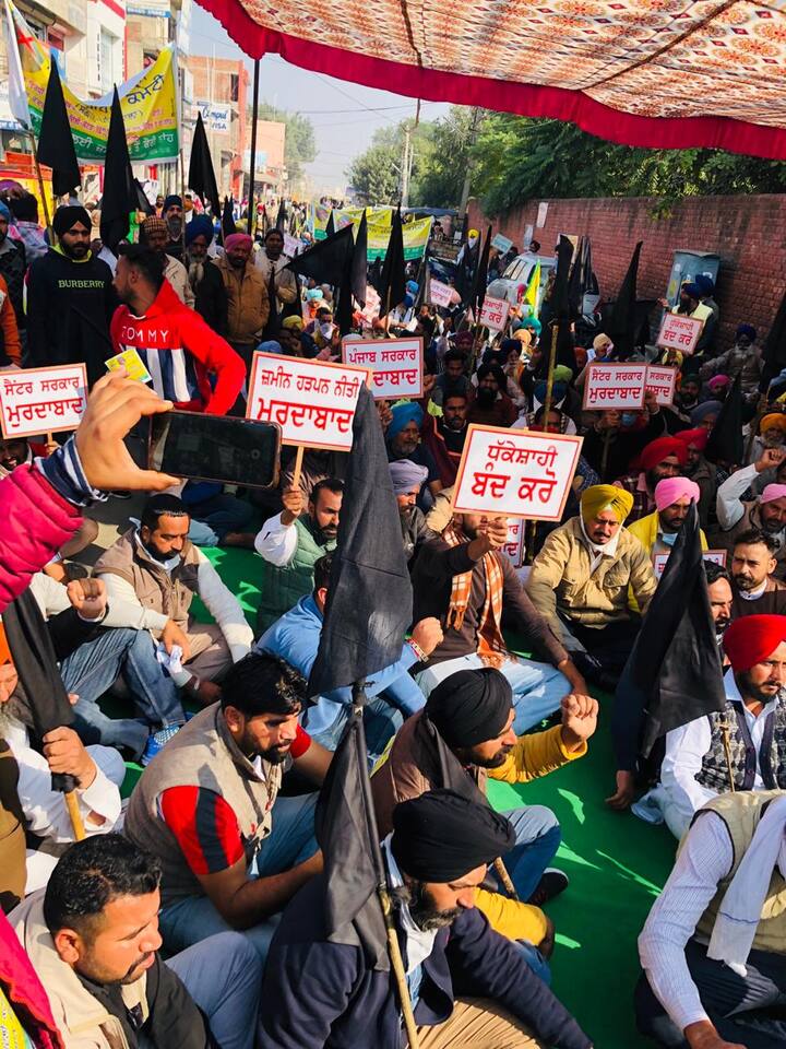 ਕਿਸਾਨਾਂ ਨਾਲ ਹੋ ਰਹੀਆਂ ਧੱਕੇਸ਼ਾਹੀਆਂ ਵਿਰੁੱਧ ਦਿੱਲੀ ਪਹੁੰਚੇ ਕਿਸਾਨਾਂ ਦੇ ਨਾਲ-ਨਾਲ ਪੰਜਾਬ 'ਚ ਵੀ ਸਖ਼ਤ ਵਿਰੋਧ ਜਾਰੀ ਹੈ।