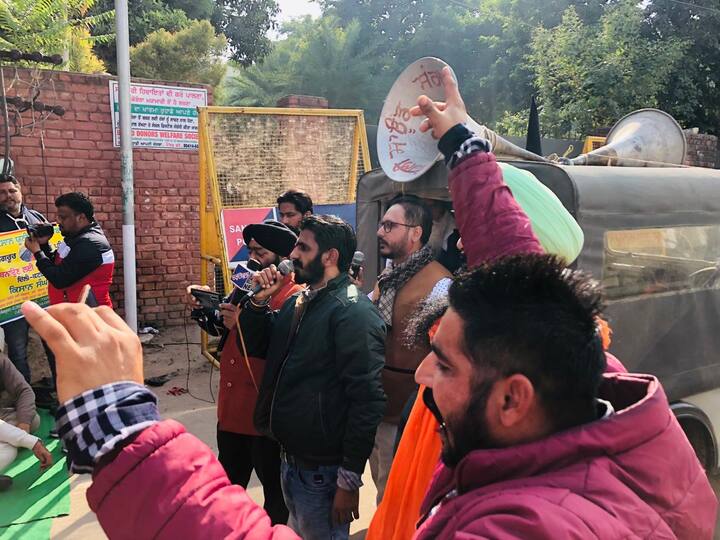 ਉਨ੍ਹਾਂ ਦਾ ਕਹਿਣਾ ਹੈ ਕਿ ਉਨ੍ਹਾਂ ਦੀ ਲੜਾਈ ਸੈਂਟਰ ਤੇ ਨਾਲ-ਨਾਲ ਪੰਜਾਬ ਸਰਕਾਰ ਨਾਲ ਵੀ ਹੈ। ਉਹ ਆਪਣੀ ਜ਼ਮੀਨ ਕਿਸੇ ਵੀ ਕੀਮਤ 'ਤੇ ਕਾਰਪੋਰੇਟ ਹੱਥਾਂ 'ਚ ਨਹੀਂ ਜਾਣ ਦੇਣਗੇ।