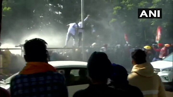 Youth Congress and NSUI protest in Chandigarh, Police use water cannon ਚੰਡੀਗੜ੍ਹ 'ਚ ਕਾਂਗਰਸੀਆਂ ਦਾ ਹੱਲਾ ਬੋਲ, ਪੁਲਿਸ ਨੇ ਮਾਰੀਆਂ ਪਾਣੀ ਦੀਆਂ ਬੁਛਾੜਾਂ