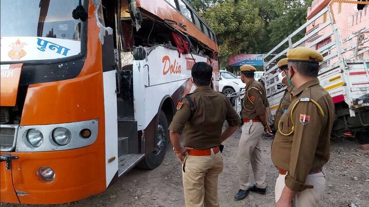 ਮੰਗਲਵਾਰ ਨੂੰ ਹਾਈਡ੍ਰਾ ਮਸ਼ੀਨ ਨਾਲ ਪਾਈਪ ਪੁੱਟੇ ਹੋਏ ਟੋਏ 'ਚ ਪਾਇਆ ਜਾ ਰਿਹਾ ਸੀ। ਇਸ ਦੌਰਾਨ ਹਾਈਡ੍ਰਾ ਮਸ਼ੀਨ ਦਾ ਸੰਤੁਲਨ ਵਿਗੜ ਗਿਆ ਜਿਸ ਕਾਰਨ ਪਾਈਪ ਸੜਕ 'ਤੇ ਜਾ ਰਹੀ ਨਿੱਜੀ ਬੱਸ ਦੇ ਅੰਦਰ ਦਾਖਲ ਹੋ ਗਿਆ।