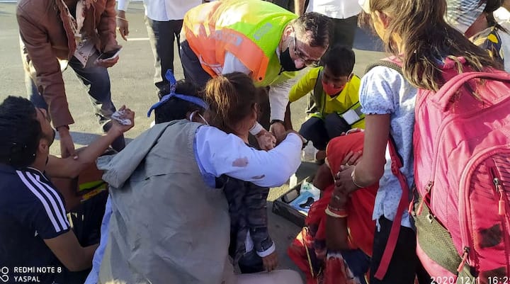 ਅੰਦਰ ਸੁੱਤੇ ਹੋਏ ਲੋਕ ਸਮਝ ਨਹੀਂ ਸਕੇ ਕਿ ਕੀ ਹੋਇਆ। ਜੋ ਲੋਕ ਬੈਠੇ ਸੀ ਉਹ ਪਾਈਪ ਦੀ ਚਪੇਟ 'ਚ ਆ ਗਏ। ਸੜਕ 'ਤੇ ਜਾ ਰਹੇ ਲੋਕਾਂ ਨੇ ਜ਼ਖਮੀਆਂ ਨੂੰ ਬੱਸ 'ਚੋਂ ਬਾਹਰ ਕੱਢਿਆ।