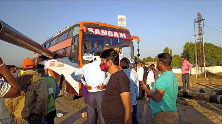 ਔਰਤ ਨਾਲ 4 ਮਹੀਨਿਆਂ ਦਾ ਬੱਚਾ ਵੀ ਹੈ, ਜਿਸ ਦੀ ਰੋ-ਰੋ ਕੇ ਬੁਰੀ ਹਾਲਤ ਹੋਈ ਪਈ ਹੈ। ਜ਼ਖਮੀਆਂ ਨੂੰ ਸਾਂਡੇਰਾਓ ਹਸਪਤਾਲ ਵਿੱਚ ਦਾਖਲ ਕਰਵਾਇਆ ਗਿਆ ਹੈ। ਜ਼ਿਆਦਾਤਰ ਜ਼ਖਮੀਆਂ 'ਚ ਬੱਚੇ ਹਨ। ਤਕਰੀਬਨ ਦੋ ਦਰਜਨ ਲੋਕ ਜ਼ਖਮੀ ਹੋਏ ਹਨ।