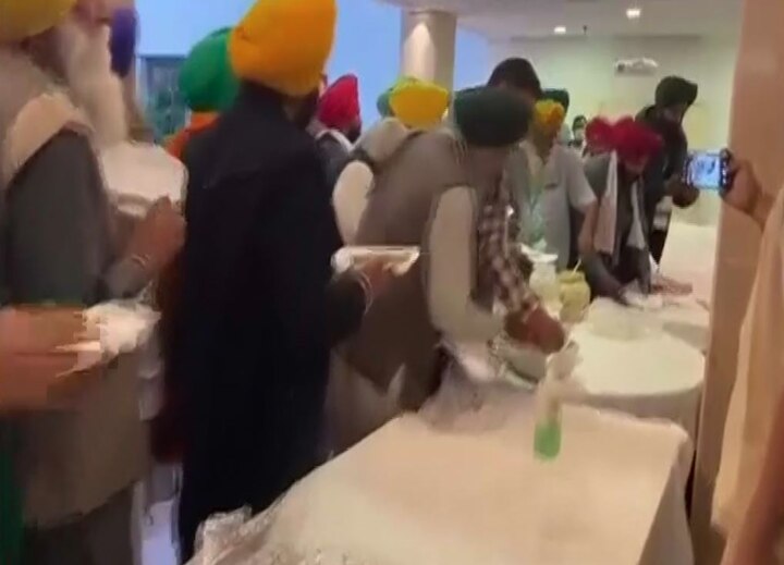 ਖੇਤੀਬਾੜੀ ਕਾਨੂੰਨ ਦਾ ਵਿਰੋਧ ਕਰ ਰਹੇ ਕਿਸਾਨਾਂ ਦੀ ‘ਦਿੱਲੀ ਚਲੋ’ ਅੰਦੋਲਨ ਦਾ ਅੱਜ ਅੱਠਵਾਂ ਦਿਨ ਹੈ। ਇਸੇ ਦੌਰਾਨ ਅੱਜ ਵਿਜੀਅਨ ਭਵਨ ਵਿੱਚ ਕਿਸਾਨ ਨੇਤਾਵਾਂ ਅਤੇ ਸਰਕਾਰ ਦਰਮਿਆਨ ਗੱਲਬਾਤ ਦਾ ਇੱਕ ਹੋਰ ਦੌਰ ਚੱਲ ਰਿਹਾ ਹੈ।