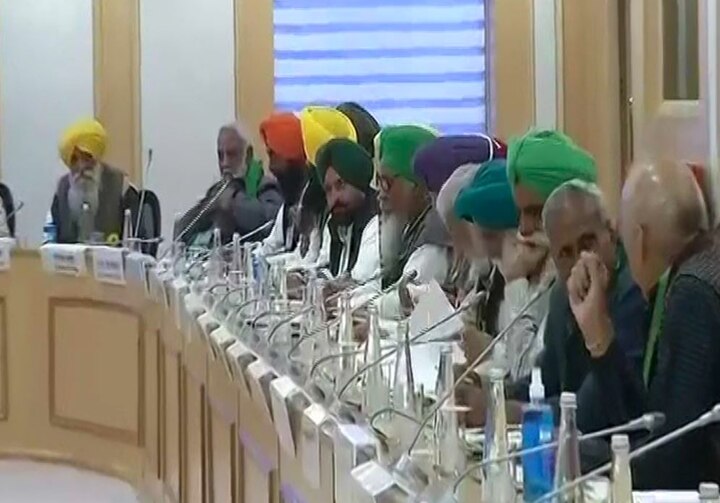 ਕਿਸਾਨਾਂ ਨੇ ਐਂਬੂਲੈਂਸ ਤੋਂ ਆਪਣਾ ਲੰਗਰ ਲਗਵਾਇਆ। ਕਿਸਾਨਾਂ ਦਾ ਵਤੀਰਾ ਵੇਖ ਕੇ ਲੱਗਦਾ ਹੈ ਕਿ ਕਿਸਾਨ ਖੇਤੀਬਾੜੀ ਬਿੱਲ ਨੂੰ ਲੈ ਕੇ ਲੜਨ ਦੇ ਮੂਡ ਵਿਚ ਹਨ।