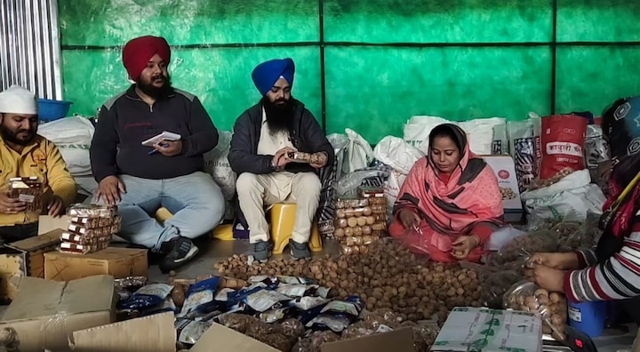 Punjabis sent rations including dried fruits to their peasant warriors at Farmers Protest delhi ਪੰਜਾਬੀਆਂ ਨੇ ਆਪਣੇ ਕਿਸਾਨ ਯੋਧਿਆਂ ਲਈ ਡ੍ਰਾਈ ਫਰੂਟ ਸਣੇ ਰਾਸ਼ਨ ਦਾ ਭੇਜਿਆ ਲੰਗਰ