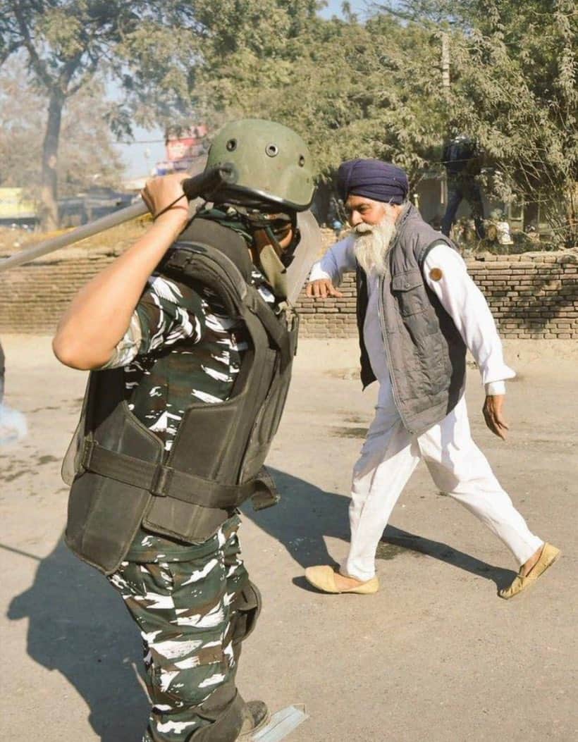 Farmers Protest: ਕਿਸਾਨ ਨੂੰ ਲਾਠੀ ਮਾਰ ਰਹੇ ਜਵਾਨ ਦੀ ਤਸਵੀਰ ਦੀ ਅਸਲ ਸਚਾਈ ਆਈ ਸਾਹਮਣੇ, ਤੁਸੀਂ ਵੀ ਪੜ੍ਹੋ