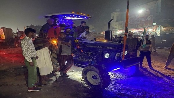 Tractor with DJ system spotted at Delhi-Haryana border in Singhu Tractor with DJ system at Sighu Border: ਸਿੰਘੂ ਸਰਹੱਦ 'ਤੇ ਕਿਸਾਨਾਂ ਨੇ ਕੀਤਾ ਮਨੋਰੰਜਨ ਦਾ ਦਿਲਚਸਪ ਇੰਤਜ਼ਾਮ, ਵੀਡੀਓ ਹੋ ਰਹੀ ਖੂਬ ਵਾਇਰਲ