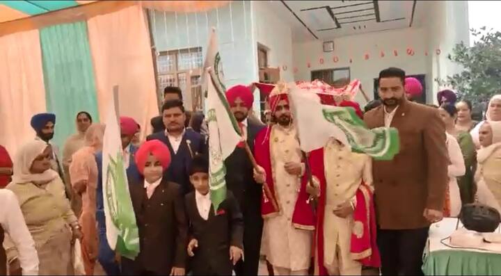 ਸੰਗਰੂਰ ਦੇ ਪਿੰਡ ਭਲਵਾਨ ਦੇ ਬਲਜਿੰਦਰ ਸਿੰਘ ਦਾ ਵਿਆਹ ਸੀ। ਵਿਆਹ ਦੇ ਹਰ ਪ੍ਰੋਗਰਾਮ 'ਚ ਕਿਸਾਨ ਜਥੇਬੰਦੀਆਂ ਦੇ ਜਾਂਦੇ ਲਹਿਰਾਉਂਦੇ ਦਿਖਾਈ ਦਿੱਤੇ।