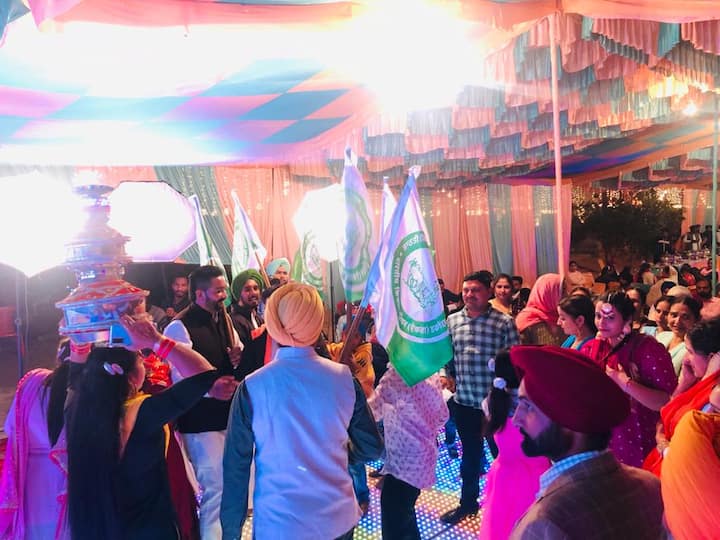ਕਿਸਾਨਾਂ ਦਾ ਸਮਰਥਨ ਕਰਨ ਵਾਲੇ ਲੋਕ ਆਪਣੇ ਵਿਆਹਾਂ 'ਚ ਵੀ ਕਿਸਾਨ ਜਥੇਬੰਦੀਆਂ ਦੇ ਝੰਡੇ ਲੈ ਕੇ ਜਾ ਰਹੇ ਹਨ।