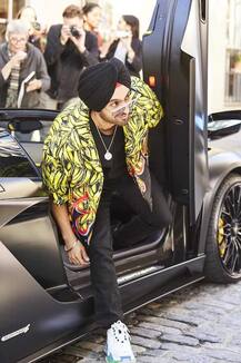 ਲਗਜ਼ਰੀ ਕਾਰਾਂ ਦਾ ਬੇਹੱਦ ਸ਼ੌਕੀਨ ਦਿਲਜੀਤ ਦੋਸਾਂਝ, ਕਾਰ ਕਲੈਕਸ਼ਨ 'ਚ ਦੋ ਕਰੋੜ ਤਕ ਦੀ ਕਾਰ ਹੈ ਮੌਜੂਦ