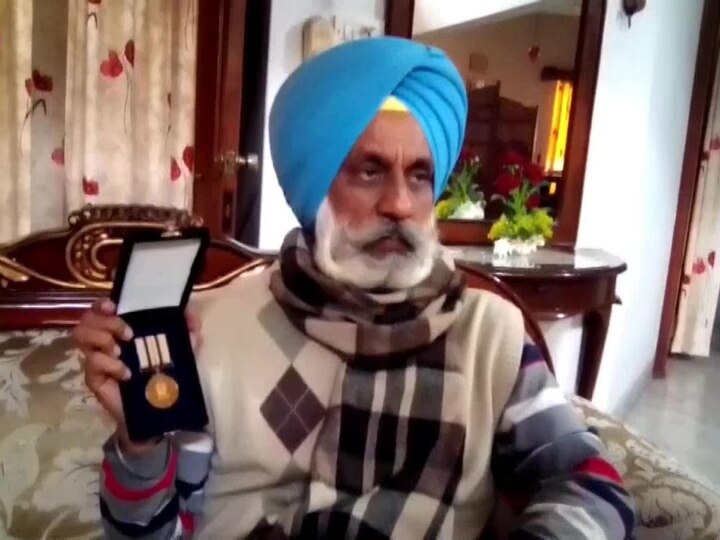 Retired Home Guard officer in Punjab returns President's medal in solidarity with protesting farmers ਕਿਸਾਨਾਂ ਦੇ ਸਮਰਥਨ ਵਿਚ ਐਵਾਰਡ ਵਾਪਸੀ ਦਾ ਦੌਰ ਜਾਰੀ, ਪੰਜਾਬ ਹੋਮ ਗਾਰਡਜ਼ ਦੇ ਸੇਵਾਮੁਕਤ ਕਮਾਂਡੈਂਟ ਕਰਨਗੇ ਰਾਸ਼ਟਰਪਤੀ ਨੂੰ ਮੈਡਲ ਵਾਪਸ