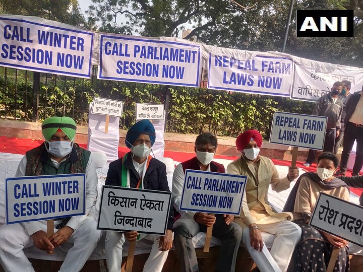 Congress MPs from Punjab protest at Jantar Mantar, demanding winter session of Parliament ਕਿਸਾਨਾਂ ਦੇ ਸਮਰਥਨ ‘ਚ ਆਈ ਪੰਜਾਬ ਕਾਂਗਰਸ, ਕਿਸਾਨ ਪ੍ਰਦਰਸ਼ਨ ਬਾਰੇ ਟਿੱਪਣੀ ਕਰਨ ਵਾਲੇ ਬਿੱਟੂ ਵੀ ਹੋਏ ਸ਼ਾਮਲ