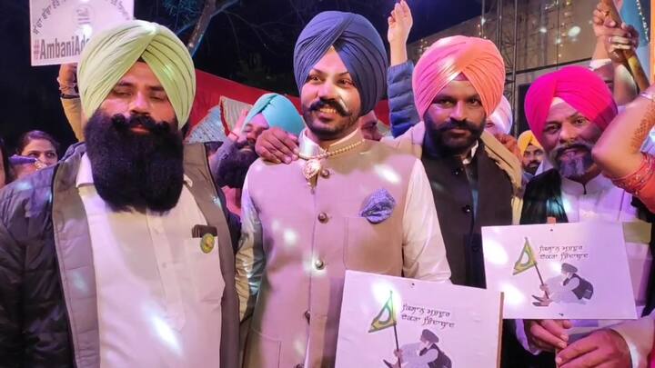 ਨਾਭਾ: ਕਿਸਾਨੀ ਅੰਦੋਲਨ ਨੇ ਪੰਜਾਬ ਦੇ ਵਿਆਹਾਂ 'ਚ ਵੱਖਰੀ ਰੀਤ ਚਲਾ ਦਿੱਤੀ ਹੈ। ਲੋਕ ਵਿਆਹ ਦੇ ਸਾਰੇ ਸਮਾਗਮਾਂ 'ਚ ਵੀ ਖੇਤੀ ਕਾਨੂੰਨਾਂ ਦਾ ਕਿਸੇ ਨਾ ਕਿਸੇ ਤਰੀਕੇ ਵਿਰੋਧ ਕਰ ਰਹੇ ਹਨ। ਨਾਭਾ ਦੇ ਪਿੰਡ ਦੁਲੱਦੀ ਵਿੱਚ ਵਿਆਹ ਸਮਾਗਮ ਤੋਂ ਇੱਕ ਦਿਨ ਪਹਿਲਾਂ ਜਾਗੋ ਵਿੱਚ ਕਿਸਾਨਾਂ ਦੇ ਹੱਕ ਵਿੱਚ ਨਾਅਰੇਬਾਜ਼ੀ ਕੀਤੀ ਗਈ ਤੇ ਮੋਦੀ ਸਰਕਾਰ ਦਾ ਪਿੱਟ ਸਿਆਪਾ ਕੀਤਾ ਗਿਆ। ਜਾਗੋ ਵਿੱਚ ਪਰਿਵਾਰ ਤੇ ਆਏ ਹੋਏ ਰਿਸ਼ਤੇਦਾਰ ਡੀਜੇ 'ਤੇ ਹੋਰ ਗਾਣਿਆਂ ਦੀ ਬਜਾਏ ਕਿਸਾਨੀ ਦੇ ਨਾਲ ਸਬੰਧਤ ਗਾਣਿਆਂ 'ਤੇ ਨੱਚੇ।