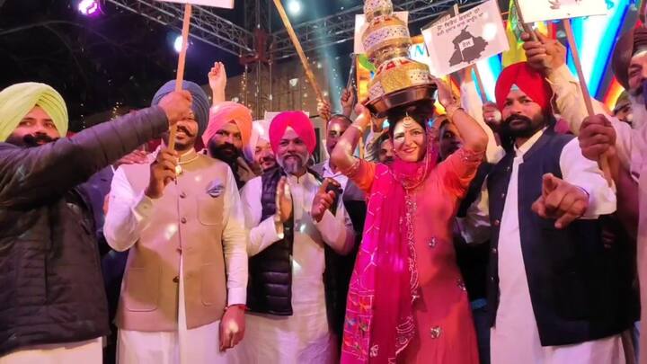 ਕੇਂਦਰ ਸਰਕਾਰ ਖ਼ਿਲਾਫ਼ ਰੋਸ ਜ਼ਾਹਿਰ ਵੀ ਕੀਤਾ ਤੇ ਦਿੱਲੀ ਵਿੱਚ ਬੈਠੇ ਕਿਸਾਨਾਂ ਤੇ ਰਿਸ਼ਤੇਦਾਰਾਂ ਦਾ ਹੌਸਲਾ ਵਧਾਇਆ। ਪੰਜਾਬ ਵਿੱਚ ਕਿਸਾਨੀ ਅੰਦੋਲਨ ਦਰਮਿਆਨ ਵਿਆਹਾਂ ਸ਼ਾਦੀਆਂ ਵਿੱਚ ਵੀ ਕਿਸਾਨੀ ਮੁੱਦੇ ਦਾ ਅਹਿਮ ਰੋਲ ਰਹਿਣ ਲੱਗ ਪਿਆ ਹੈ। ਵਿਆਹਾਂ ਸ਼ਾਦੀਆਂ ਵਿੱਚ ਵੀ ਹੁਣ ਪਹਿਲਾਂ ਦਿੱਲੀ ਵਿੱਚ ਬੈਠੇ ਕਿਸਾਨਾਂ ਨੂੰ ਯਾਦ ਕੀਤਾ ਜਾਂਦਾ ਹੈ।