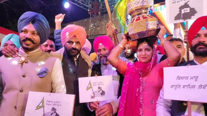 ਇਸ ਮੌਕੇ ਲਾੜੇ ਦੇ ਪਰਿਵਾਰਕ ਮੈਂਬਰਾਂ ਨੇ ਕਿਹਾ ਕਿ ਸਾਡੇ ਪਰਿਵਾਰ ਦੇ ਕਈ ਮੈਂਬਰ ਦਿੱਲੀ ਵਿਚ ਧਰਨੇ 'ਤੇ ਬੈਠੇ ਹਨ। ਉਹ ਇਹ ਕਾਲੇ ਕਾਨੂੰਨ ਵਾਪਸ ਕਰਵਾ ਕੇ ਹੀ ਘਰ ਪਰਤਣਗੇ। ਜਦੋਂ ਤੱਕ ਮੋਦੀ ਸਰਕਾਰ ਇਹ ਬਿੱਲ ਵਾਪਸ ਨਹੀਂ ਕਰੇਗਾ। ਇਹ ਜੰਗ ਇਸੇ ਤਰ੍ਹਾਂ ਜਾਰੀ ਰਹੇਗੀ।