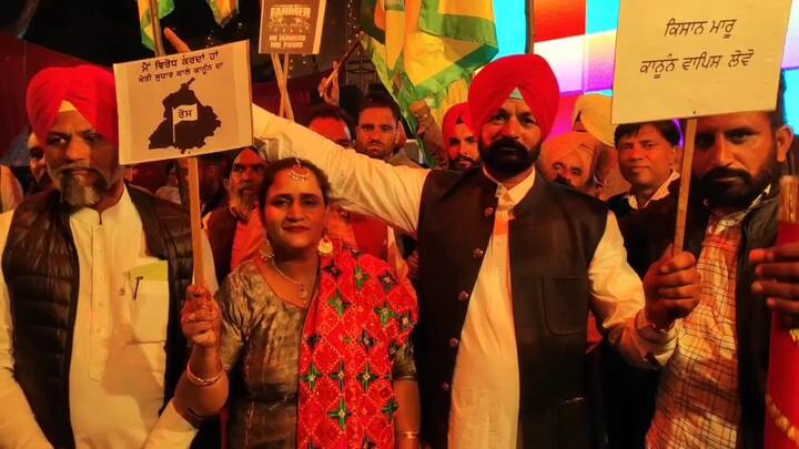 ਉਨ੍ਹਾਂ ਨੇ ਕਿਹਾ ਕਿ ਭਾਵੇਂ ਅਸੀਂ ਖ਼ੁਸ਼ੀ ਵਿੱਚ ਸ਼ਾਮਲ ਤਾਂ ਹੋਏ ਹਾਂ ਪਰ ਸਾਡਾ ਦਿਲ ਦਿੱਲੀ 'ਚ ਹੈ, ਕਿਉਂਕਿ ਸਾਡੇ ਕਿਸਾਨ ਭਰਾ ਤੇ ਰਿਸ਼ਤੇਦਾਰ ਉੱਥੇ ਧਰਨੇ 'ਤੇ ਆਰ-ਪਾਰ ਦੀ ਲੜਾਈ ਲੜ ਰਹੇ ਹਨ। ਜੇਕਰ ਇਹ ਕਾਨੂੰਨ ਵਾਪਸ ਨਹੀਂ ਹੋਏ ਤੇ ਇਹ ਜੰਗ ਜਾਰੀ ਰਹੀ, ਤਾਂ ਅਸੀਂ ਵਿਆਹ ਤੋਂ ਬਾਅਦ ਆਪਣੇ ਪਰਿਵਾਰ ਸਮੇਤ ਦਿੱਲੀ ਧਰਨੇ ਵਿੱਚ ਸ਼ਮੂਲੀਅਤ ਕਰਾਂਗੇ।