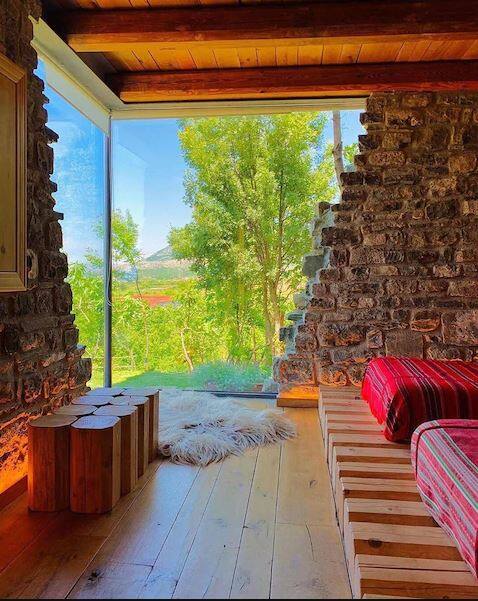 ਅਲਬਾਨੀਆ ਉਨ੍ਹਾਂ ਖੂਬਸੂਰਤ ਦੇਸ਼ਾਂ ਵਿੱਚ ਹੈ ਜਿੱਥੇ ਕੋਈ ਵੀ ਜਾਣਾ ਅਤੇ ਸੈਟਲ ਕਰਨਾ ਚਾਹੁੰਦਾ ਹੈ। ਇੱਥੇ ਰਾਸ਼ਟਰੀ ਇਤਿਹਾਸਕ ਅਜਾਇਬ ਘਰ ਯਾਨੀ ਇੱਕ ਰਾਸ਼ਟਰੀ ਇਤਿਹਾਸਕ ਅਜਾਇਬ ਘਰ ਕਾਫ਼ੀ ਮਸ਼ਹੂਰ ਹੈ। ਤਿਰਾਨਾ ਵਿੱਚ ਸਥਿਤ ਇਹ ਅਜਾਇਬ ਘਰ ਦੇਸ਼ ਦਾ ਸਭ ਤੋਂ ਵੱਡਾ ਅਜਾਇਬ ਘਰ ਹੈ। ਅਲਬਾਨੀਆ ਦਾ ਲੂਰਾ ਨੈਸ਼ਨਲ ਪਾਰਕ ਇੱਕ ਰਾਸ਼ਟਰੀ ਪਾਰਕ ਹੈ ਜੋ ਕਿ ਦੇਖਣ ਲਈ ਸ਼ਾਨਦਾਰ ਹੈ ਇਸ ਤੋਂ ਇਲਾਵਾ ਇੱਥੋਂ ਦੇ ਘਰ ਵੀ ਸ਼ਾਨਦਾਰ ਹਨ।