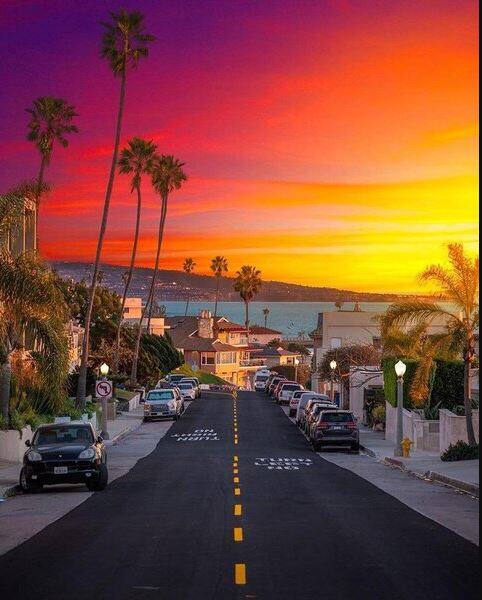 ਕੈਲੀਫੋਰਨੀਆ ਘੁੰਮਣ ਲਈ ਸਭ ਤੋਂ ਮਨਪਸੰਦ ਸਥਾਨਾਂ ਚੋਂ ਇੱਕ ਹੈ। ਜੇ ਤੁਸੀਂ ਇੱਥੇ ਜਾਂਦੇ ਹੋ, ਤਾਂ ਤੁਸੀਂ ਆਪਣੀ ਯਾਤਰਾ ਦੀ ਸ਼ੁਰੂਆਤ ਇੱਥੇ ਸਭ ਤੋਂ ਵੱਡੇ ਸ਼ਹਿਰ ਲਾਸ ਏਂਜਲਸ ਤੋਂ ਕਰ ਸਕਦੇ ਹੋ। ਅਮਰੀਕਾ ਦੇ ਪੱਛਮੀ ਤੱਟ 'ਤੇ ਸਥਿਤ ਆਬਾਦੀ ਅਤੇ ਖੇਤਰ ਦੇ ਪੱਖੋਂ ਇਹ ਤੀਸਰਾ ਸਭ ਤੋਂ ਵੱਡਾ ਰਾਜ ਹੈ। ਸੈਂਟਾ ਮੋਨਿਕਾ, ਸਮੁੰਦਰ ਦੇ ਕਿਨਾਰੇ ਵਿਸ਼ਾਲ ਤੱਟ 'ਤੇ ਸਥਿਤ ਹੈ, ਭੀੜ ਵਾਲੇ ਬੀਚ, ਕੌਰਨਵਾਲ ਆਦਿ ਦਾ ਅਨੰਦ ਲੈ ਸਕਦੇ ਹੋ। ਜੇ ਤੁਸੀਂ ਸੁੰਦਰ ਪਹਾੜੀਆਂ, ਮਨਮੋਹਕ ਅਲਪਾਈਨ ਬਸਤੀਆਂ ਅਤੇ ਕੁਦਰਤੀ ਸੁੰਦਰਤਾ ਦਾ ਅਨੰਦ ਲੈਣਾ ਚਾਹੁੰਦੇ ਹੋ, ਤਾਂ ਕੈਲੀਫੋਰਨੀਆ ਤੋਂ ਵਧੀਆ ਹੋਰ ਕੋਈ ਥਾਂ ਨਹੀਂ ਹੋ ਸਕਦੀ।