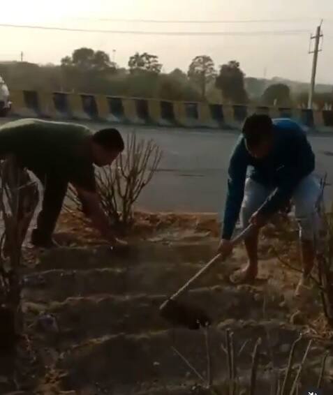 Punjab farmers start farming on highway divider ਦਿੱਲੀ ਗਏ ਹੁਣ ਸੌਖੇ ਨਹੀਂ ਮੁੜਦੇ ਕਿਸਾਨ...ਹਾਈਵੇਅ 'ਤੇ ਹੀ ਖੇਤੀ ਸ਼ੁਰੂ