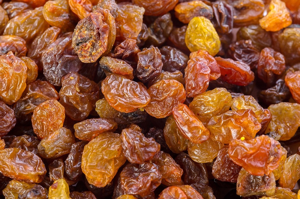 শীতে ভিজে কিসমিসের উপকারিতা