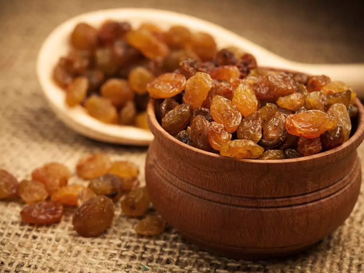শীতে ভিজে কিসমিসের উপকারিতা