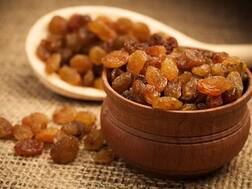 Health Tips : अनोशेपोटी खा मनुका, होतील 'हे' फायदे