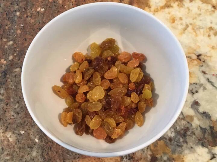 ਕਿਸ਼ਮਿਸ਼ ਦਿਮਾਗ਼ ਹੀ ਨਹੀਂ, ਸਗੋਂ ਦਿਲ ਲਈ ਵੀ ਬਹੁਤ ਫ਼ਾਇਦੇਮੰਦ ਹੁੰਦੀ ਹੈ। ਬਲੱਡ ਪ੍ਰੈਸ਼ਰ ਨੂੰ ਠੀਕ ਰੱਖਦੀ ਹੈ ਤੇ ਦਿਲ ਨੂੰ ਤੰਦਰੁਸਤ ਰੱਖਦੀ ਹੈ। ਇਹ ਵਜ਼ਨ ਘੱਟ ਰੱਖਣ ਵਿੱਚ ਮਦਦਗਾਰ ਹੁੰਦੀ ਹੈ। ਇਸ ਵਿੱਚ ਮੌਜੂਦ ਗਲੂਕੋਜ਼ ਫ਼੍ਰਕਟੋਜ਼ ਸਰੀਰ ਨੂੰ ਬਹੁਤ ਜ਼ਿਆਦਾ ਊਰਜਾ ਦਿੰਦਾ ਹੈ।