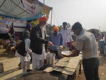 ਘਰ-ਬਾਰ ਛੱਡ ਦਿੱਲੀ ਦੀਆਂ ਹੱਦਾਂ 'ਤੇ ਬੈਠ ਕੇ ਵੀ ਕਿਸਾਨ ਬਣਿਆ ਅਨੰਦਾਤਾ, ਸਥਾਨਕ ਲੋਕਾਂ ਦਾ ਇੰਝ ਭਰ ਰਿਹਾ ਢਿੱਡ