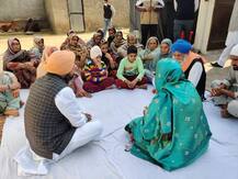 ਮ੍ਰਿਤਕ ਕਿਸਾਨ ਦੇ ਪਰਿਵਾਰ ਨਾਲ ਦੁੱਖ ਸਾਂਝਾ ਕਰਨ ਪਹੁੰਚੀ ਸਾਬਕਾ ਕੇਂਦਰੀ ਮੰਤਰੀ