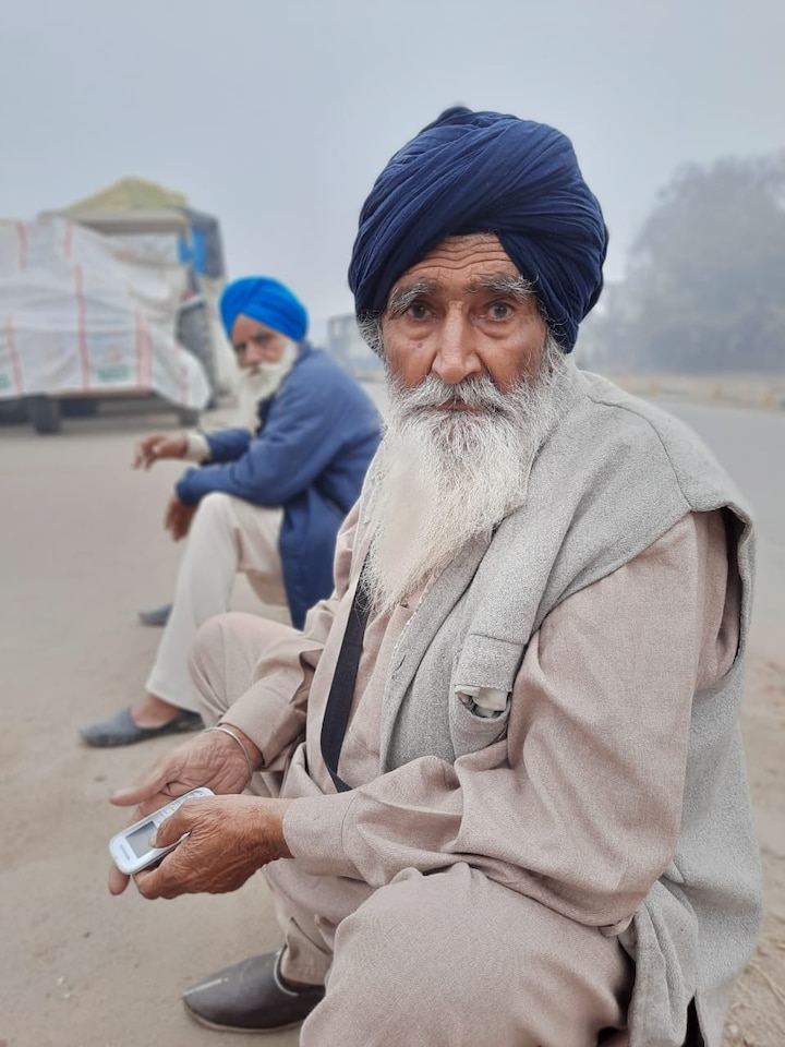 Bad weather is a challenge for farmers, thick fog at Kundli border since last night