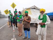 ਕੜਾਕੇ ਦੀ ਠੰਢ 'ਚ ਵੀ ਦਿੱਲੀ ਦੀਆਂ ਹੱਦਾਂ ਤੇ ਡਟੇ ਕਿਸਾਨ, ਵੇਖੋ ਤਸਵੀਰਾਂ