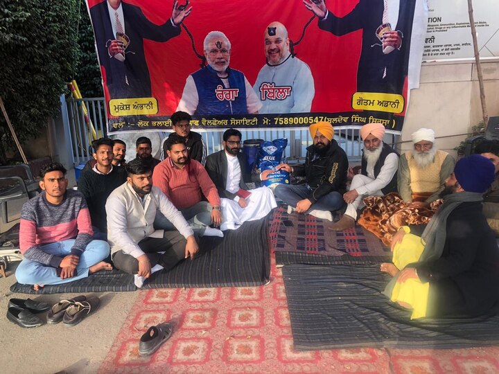 ਅੰਮ੍ਰਿਤਸਰ 'ਚ ਵੀ ਰੋਮਨ ਕੈਥੋਲਿਕ ਚਰਚ ਦੇ ਫਾਦਰ ਪੀਟਰ ਹੰਸ ਅਤੇ ਉਨ੍ਹਾਂ ਦੇ ਨਾਲ ਨੌਜਵਾਨ ਸਾਥੀਆਂ ਵਲੋਂ ਕਿਸਾਨ ਅੰਦੋਲਨ ਦਾ ਸਮਰਥਨ ਕੀਤਾ ਗਿਆ।ਸਤਿਕਾਰਯੋਗ ਫਾਦਰ ਮੈਥਿਊ ਕੋਕੰਡਮ ਦੀ ਅਗਵਾਈ ਹੇਠ ਕਿਸਾਨ ਅੰਦੋਲਨ 'ਚ ਚੱਲ ਰਹੇ ਲੰਗਰ ਵਿੱਚ 1 ਕੁਇੰਟਲ ਚਾਵਲ ਅਤੇ 25 ਕਿਲੋ ਦਾਲ ਨਾਲ ਆਪਣਾ ਯੋਗਦਾਨ ਪਾਇਆ ਗਿਆ।