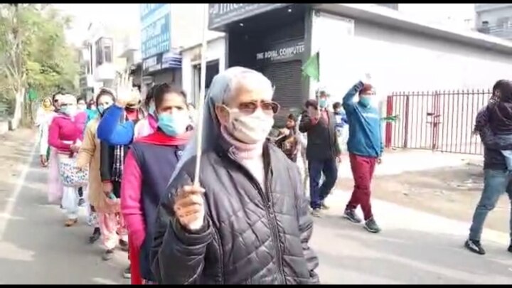  ਰੋਸ ਪ੍ਰਦਰਸ਼ਨ ਕਰ ਰਹੇ ਇਨ੍ਹਾਂ ਲੋਕਾਂ ਦਾ ਕਹਿਣਾ ਸੀ ਕਿ ਜੋ ਖੇਤੀ ਕਾਨੂੰਨਾਂ ਨੂੰ ਕੇਂਦਰ ਵੱਲੋਂ ਲਾਗੂ ਕੀਤਾ ਗਿਆ ਹੈ। ਸਰਕਾਰ ਉਸ ਨੂੰ ਵਾਪਸ ਲਵੇ ਕਿਉਂਕਿ ਇਹ ਮੁਦਾ ਇਕੱਲੇ ਕਿਸਾਨਾਂ ਦਾ ਨਹੀਂ ਬਲਕਿ ਹਰ ਵਰਗ ਦਾ ਹੈ। ਇਸ ਲਈ ਉਹ ਵੀ ਕਿਸਾਨਾਂ ਦਾ ਸਮਰਥਨ ਕਰ ਰਹੇ ਹਨ। ਇਸ ਦੇ ਨਾਲ ਇਨ੍ਹਾਂ ਲੋਕਾਂ ਨੇ ਕਿਹਾ ਕਿ ਅੱਜ ਹਰ ਵਰਗ ਮੋਦੀ ਸਰਕਾਰ ਤੇ ਉਨ੍ਹਾਂ ਦੇ ਲਏ ਜਾ ਰਹੇ ਫੈਸਲਿਆਂ ਤੋਂ ਦੁਖੀ ਹੈ।