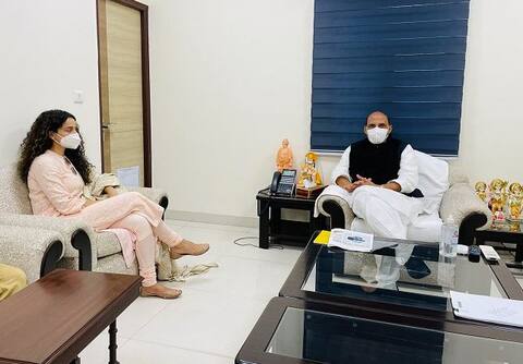 ਦਿਲਜੀਤ ਨਾਲ ਭਿੜਨ ਤੋਂ ਬਾਅਦ ਕੰਗਨਾ ਹੋਈ 'ਤੇਜਸ' ਵੱਲ, ਰੱਖਿਆ ਮੰਤਰੀ ਰਾਜਨਾਥ ਸਿੰਘ ਨਾਲ ਕੀਤੀ ਮੁਲਾਕਾਤ ਦਿਲਜੀਤ ਨਾਲ ਭਿੜਨ ਤੋਂ ਬਾਅਦ ਕੰਗਨਾ ਹੋਈ 'ਤੇਜਸ' ਵੱਲ, ਰੱਖਿਆ ਮੰਤਰੀ ਰਾਜਨਾਥ ਸਿੰਘ ਨਾਲ ਕੀਤੀ ਮੁਲਾਕਾਤ