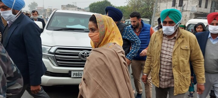 ਇਸ ਦੌਰਾਨ ਅਕਾਲੀ ਦਲ ਦੇ ਪ੍ਰਧਾਨ ਸੁਖਬੀਰ ਬਾਦਲ, ਸਾਂਸਦ ਹਰਸਿਮਰਤ ਕੌਰ ਤੇ ਸੀਨੀਅਰ ਲੀਡਰ ਬਿਕਰਮ ਮਜੀਠੀਆ ਵੀ ਮੌਜੂਦ ਸਨ।