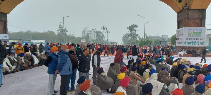 ਉਨ੍ਹਾਂ ਕਿਹਾ ਮੋਦੀ ਸੰਵਿਧਾਨ ਨੂੰ ਮੱਥਾ ਟੇਕਦੇ ਹਨ ਪਰ ਸੰਵਿਧਾਨ ਦੀ ਇੱਕ ਵੀ ਧਾਰਾ ਨਹੀਂ ਮੰਨਦੇ।