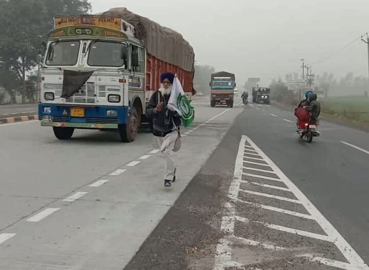 Salute to farmers courage, 60-year-old farmer walks to Delhi with flag on his shoulder ਖੇਤੀ ਕਾਨੂੰਨਾਂ ਖਿਲਾਫ ਕਿਸਾਨ ਦੇ ਹੌਂਸਲੇ ਨੂੰ ਸਲਾਮ, ਮੋਢੇ 'ਤੇ ਝੰਡਾ ਟੰਗ 60 ਸਾਲਾ ਬਜ਼ੁੁਰਗ ਕਿਸਾਨ ਪੈਦਲ ਹੀ ਦਿੱਲੀ ਵੱਲ ਤੁਰਿਆ