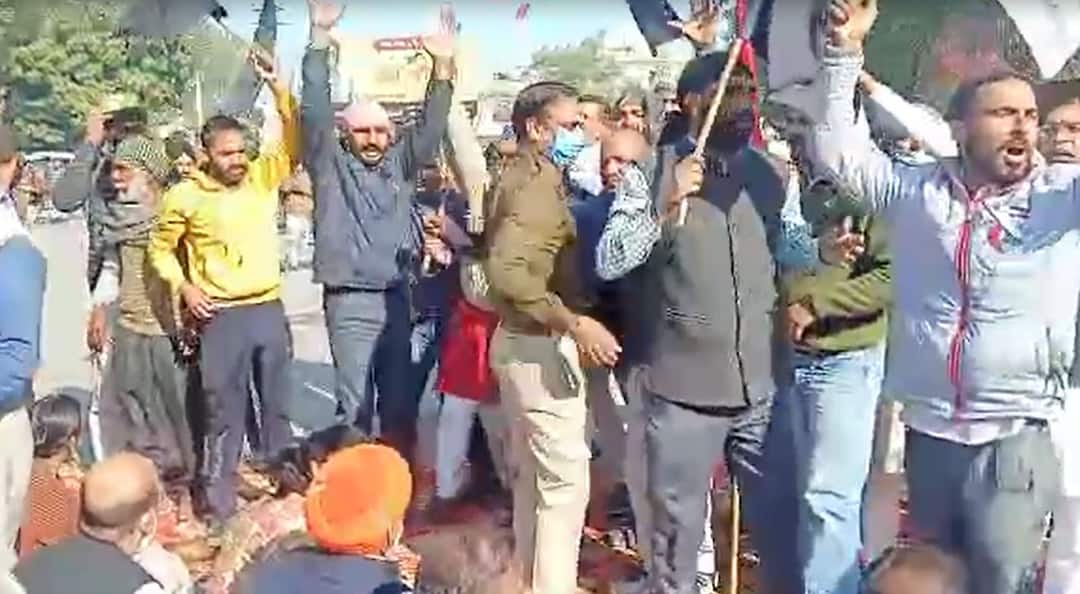 ਹਰਿਆਣਾ 'ਚ ਭਾਜਪਾ ਅਤੇ ਕਿਸਾਨ ਹੋਏ ਆਹਮੋ-ਸਾਹਮਣੇ, ਅਨਸ਼ਨ ਕਰ ਰਹੇ ਸੀ ਭਾਜਪਾ ਸਮਰੱਥਕ, ਜਾਣੋ ਪੂਰਾ ਮਾਮਲਾ BJP and farmers in Fatehabad, BJP supporters on hunger strike for SYL water ਹਰਿਆਣਾ 'ਚ ਭਾਜਪਾ ਅਤੇ ਕਿਸਾਨ ਹੋਏ ਆਹਮੋ-ਸਾਹਮਣੇ, ਅਨਸ਼ਨ ਕਰ ਰਹੇ ਸੀ ਭਾਜਪਾ ਸਮਰੱਥਕ, ਜਾਣੋ ਪੂਰਾ ਮਾਮਲਾ