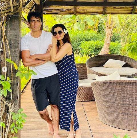 ਦੱਸ ਦੇਈਏ ਕਿ ਇਨ੍ਹੀਂ ਦਿਨੀਂ ਸੋਨੂੰ ਆਪਣੇ ਬਚਪਨ ਦੇ ਦੋਸਤ ਦੇ ਵਿਲਾ 'ਤੇ ਛੁੱਟੀਆਂ ਦਾ ਮਜ਼ਾ ਲੈ ਰਹੇ ਹਨ। ਇਹ ਵਿਲਾ ਅਲੀਬਾਗ ਵਿੱਚ ਹੈ। 