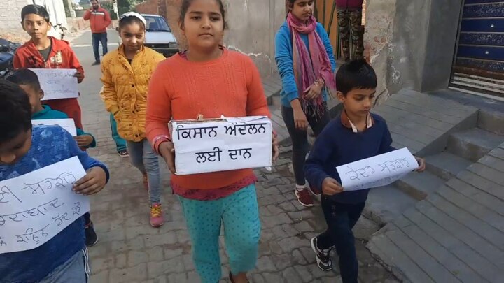 ਮਾਨਸਾ 'ਚ ਬੱਚਿਆਂ ਨੇ ਘਰ-ਘਰ ਜਾ ਕੇ ਪਿੰਡ ਵਾਸੀਆਂ ਨੂੰ ਖੇਤੀ ਕਾਨੂੰਨਾਂ ਬਾਰੇ ਸੂਚੇਤ ਕੀਤਾ ਅਤੇ ਦਿੱਲੀ ਧਰਨੇ ਤੇ ਬੈਠੇ ਕਿਸਾਨਾਂ ਲਈ ਦਾਨ ਵੀ ਮੰਗਿਆ।
