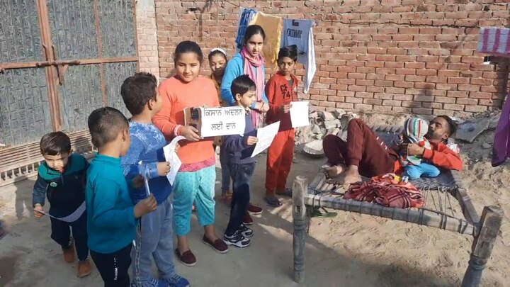  ਖੇਤੀ ਕਾਨੂੰਨਾਂ ਨੂੰ ਲੈ ਕੇ ਕਿਸਾਨ ਲਗਾਤਾਰ ਦਿੱਲੀ ਦੀਆਂ ਬਰੂਹਾਂ ਤੇ ਡਟੇ ਹੋਏ ਹਨ।ਕਿਸਾਨਾਂ ਨੂੰ ਅੱਜ ਦਿੱਲੀ ਦੀਆਂ ਸਰਹੱਦਾਂ ਤੇ 24ਵਾਂ ਦਿਨ ਹੈ। 