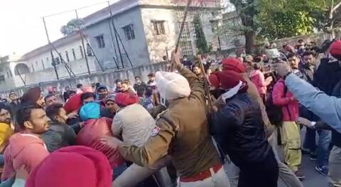 ਕੈਪਟਨ ਦੀ ਰਿਹਾਇਸ਼ ਵੱਲ ਕੂਚ ਕਰਦੇ ਬੇਰੁਜ਼ਗਾਰ ETT TET ਪਾਸ ਅਧਿਆਪਕਾਂ ਤੇ ਲਾਠੀਚਾਰਜ ਕੈਪਟਨ ਦੀ ਰਿਹਾਇਸ਼ ਵੱਲ ਕੂਚ ਕਰਦੇ ਬੇਰੁਜ਼ਗਾਰ ETT TET ਪਾਸ ਅਧਿਆਪਕਾਂ ਤੇ ਲਾਠੀਚਾਰਜ