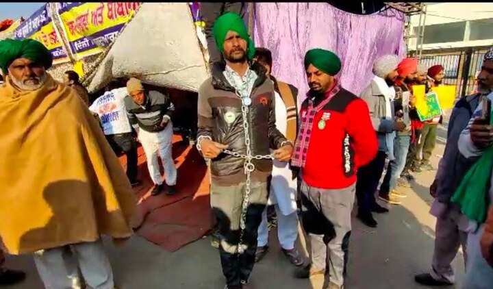 ਅੱਜ ਵਿਰੋਧ ਪ੍ਰਦਰਸ਼ਨ ਦੀਆਂ ਕੁਝ ਹੋਰ ਤਸਵੀਰਾਂ ਵੀ ਸਾਹਮਣੇ ਆਈਆਂ ਹਨ, ਜਿਨ੍ਹਾਂ 'ਚ ਕਿਸਾਨ ਆਪਣੇ ਆਪ ਨੂੰ ਜੰਜ਼ੀਰਾਂ 'ਚ ਜਕੜ ਕੇ ਵਿਰੋਧ ਕਰ ਰਿਹਾ ਹੈ। 