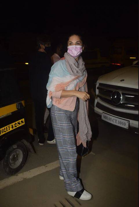 ਇੰਟਰਨੈਟ ਯੂਜ਼ਰਸ ਨੇ ਇਸ ਨੂੰ ਸੰਨੀ ਦਾ 'ਗੈਰ ਜ਼ਿੰਮੇਵਾਰਾਨਾ ਵਿਵਹਾਰ' ਕਿਹਾ ਹੈ। ਉਸਨੇ ਪਾਰਦਰਸ਼ੀ ਮਾਸਕ ਪਾਇਆ ਸੀ ਪਰ ਉਸਦੀ ਨੱਕ ਦੇ ਹੇਠਾਂ ਵਾਲਾ ਹਿੱਸਾ ਢੱਕਿਆ ਹੋਇਆ ਸੀ।