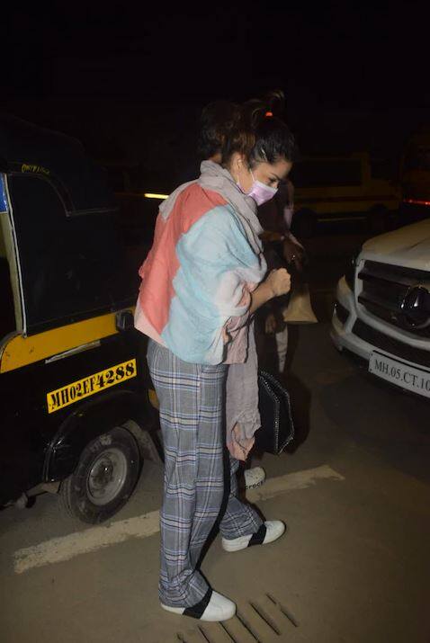  ਦੱਸ ਦੇਈਏ ਕਿ ਸੰਨੀ ਲਿਓਨ ਦੇਸ਼ ਵਿੱਚ ਲੌਕਡਾਊਨ ਤੋਂ ਬਾਅਦ ਲਾਸ ਏਂਜਲਸ ਚੱਲੇ ਗਈ ਸੀ ਤੇ 6 ਮਹੀਨਿਆਂ ਤੋਂ ਵੱਧ ਸਮੇਂ ਬਾਅਦ ਭਾਰਤ ਪਰਤੀ ਹੈ।