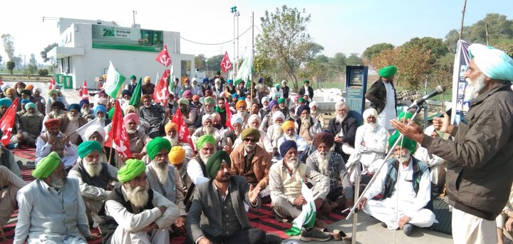 ਚੰਡੀਗੜ੍ਹ: ਪੰਜਾਬ ਦੀਆਂ 32 ਕਿਸਾਨ-ਜਥੇਬੰਦੀਆਂ ਵੱਲੋਂ ਦੇਸ਼-ਪੱਧਰੀ 'ਸੰਯੁਕਤ ਕਿਸਾਨ ਮੋਰਚੇ' ਦੇ ਸੱਦੇ 'ਤੇ ਪੰਜਾਬ ਭਰ 'ਚ ਕਰੀਬ 380 ਥਾਵਾਂ ਤੇ ਕਿਸਾਨ ਅੰਦੋਲਨ ਦੌਰਾਨ ਸ਼ਹੀਦ ਕਿਸਾਨਾਂ ਨੂੰ ਸ਼ਰਧਾਂਜਲੀਆਂ ਦਿੱਤੀਆਂ ਗਈਆਂ। 